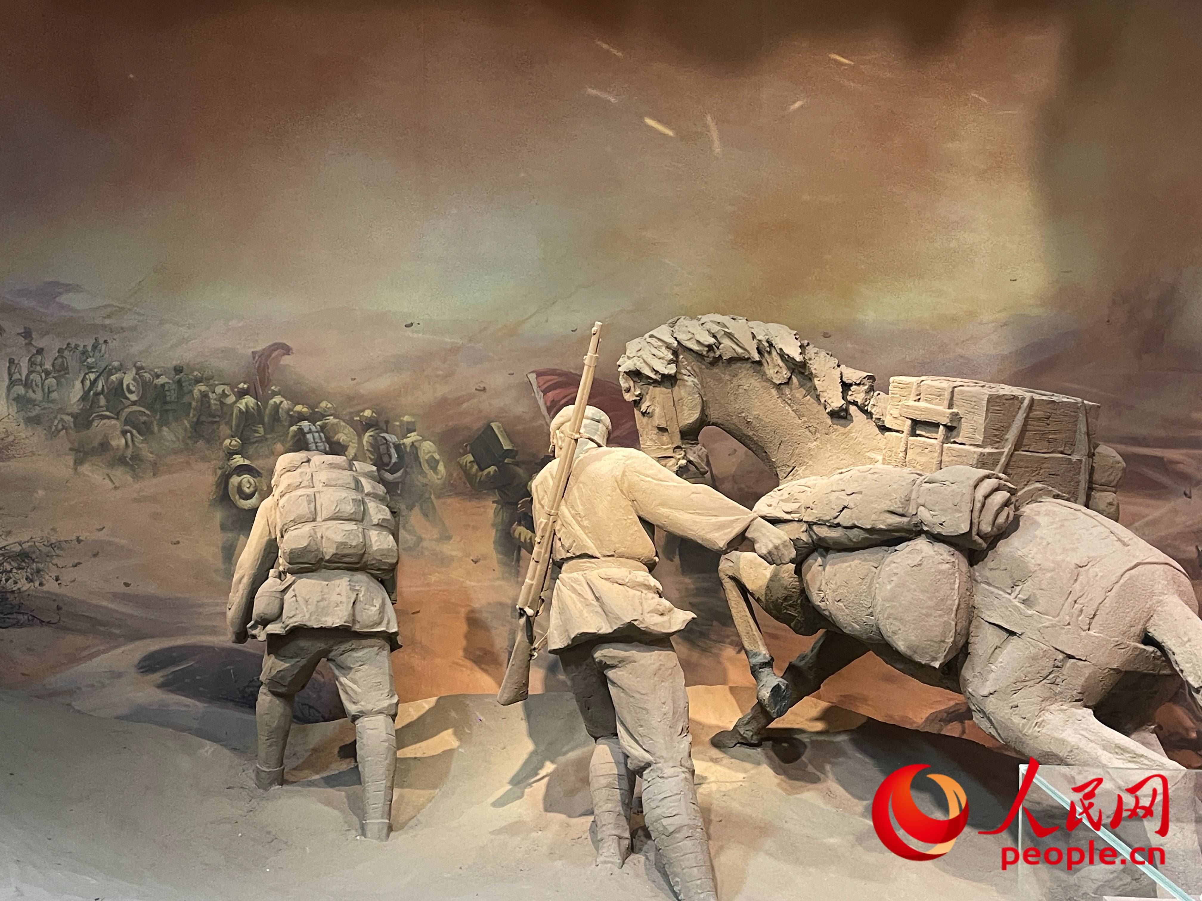 在新疆兵团军垦博物馆内，一组雕像还原1949年沙海老兵横穿塔克拉玛干沙漠时的情景。人民网 周静圆摄